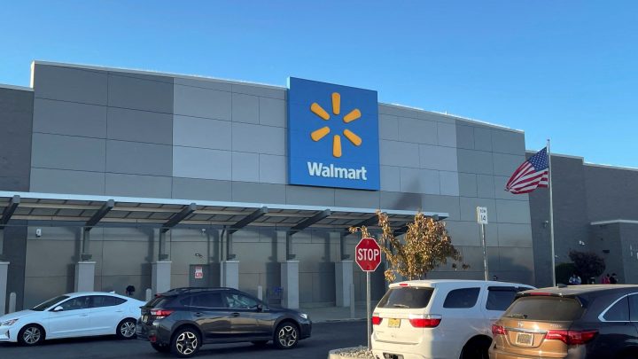 Walmart sees sales drop as US consumer spending retreats