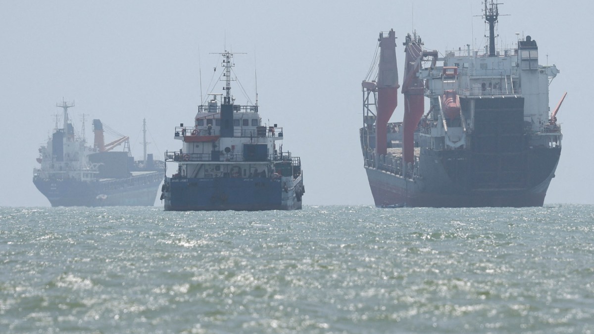 Iran, Oman discuss temporary shipping lane through Strait of Hormuz
