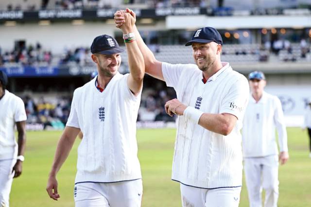 Robinson, Tongue lead England’s rout as Pakistan crumble for 171 in first Test