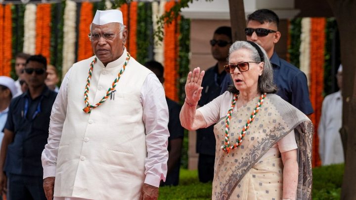 Congress sticks to 1937 version of Vande Mataram, to sing only first 2 stanzas