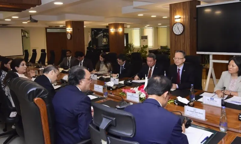 Pakistan pushes ADB for more funding