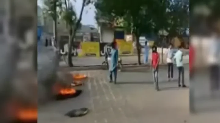 6 JI workers arrested for allegedly burning motorcyles, tyres to obstruct traffic at Karachi's Korangi Crossing