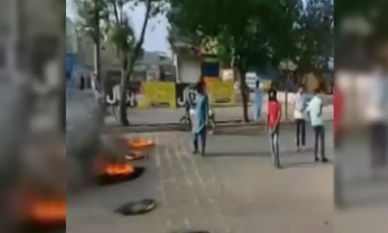 6 JI workers arrested for allegedly burning motorcyles, tyres to obstruct traffic at Karachi's Korangi Crossing