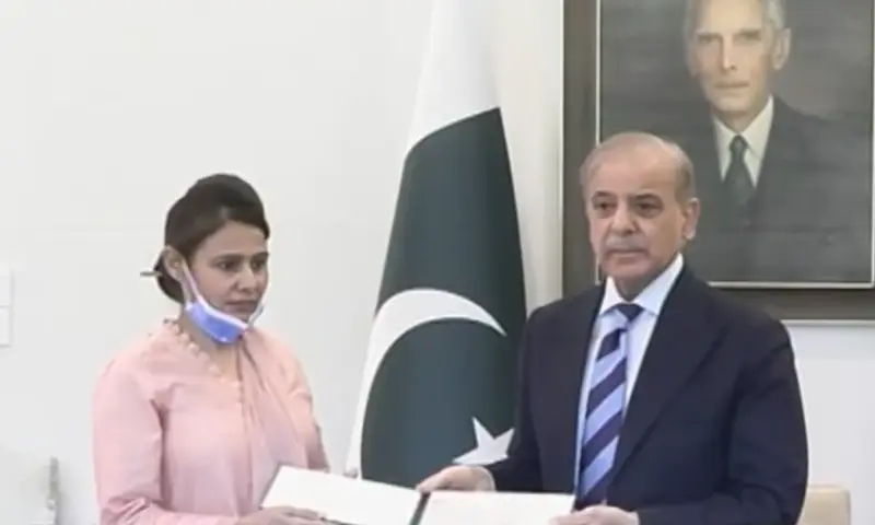 'A daughter of the nation': PM Shehbaz lauds courage of Pims nurse Razia Noreen during hospital fire