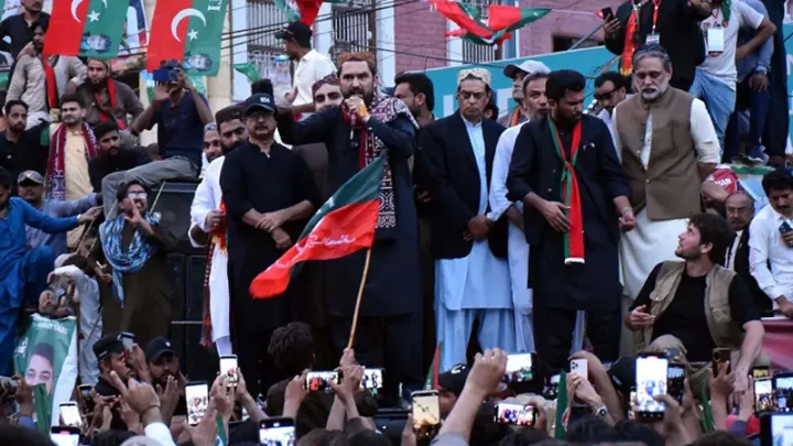 Defiant KP CM reaches Karachi on last leg of Sindh drive