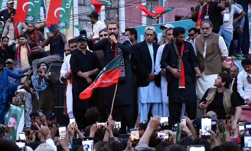Defiant KP CM reaches Karachi on last leg of Sindh drive