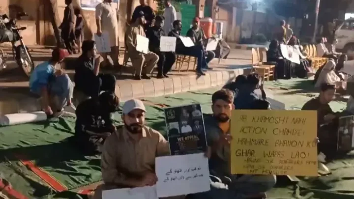 Karachi police briefly detain protesting family members of Pakistani sailors held hostage by Somali pirates