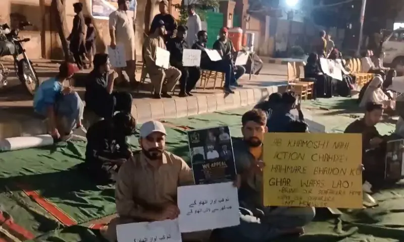 Karachi police briefly detain protesting family members of Pakistani sailors held hostage by Somali pirates