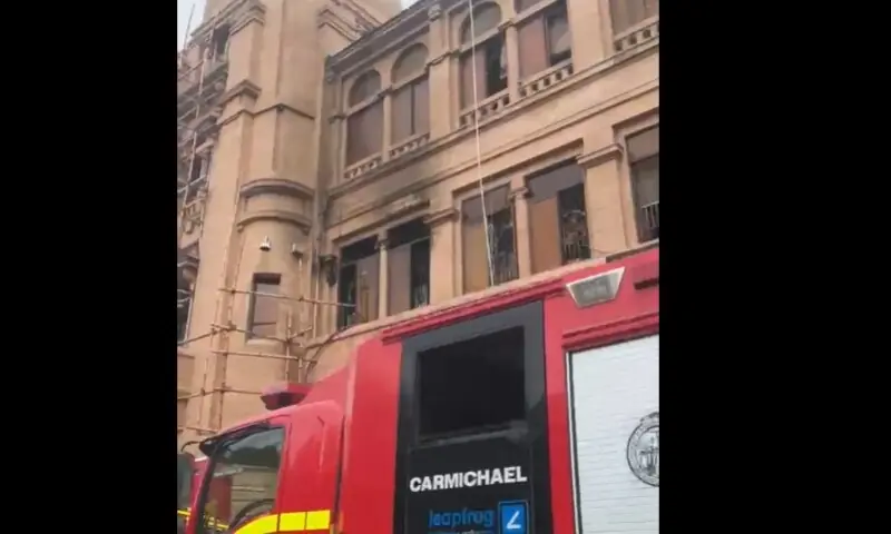 Fire erupts in AC's outer unit at Karachi Mayor Murtaza Wahab's office; no casualties reported