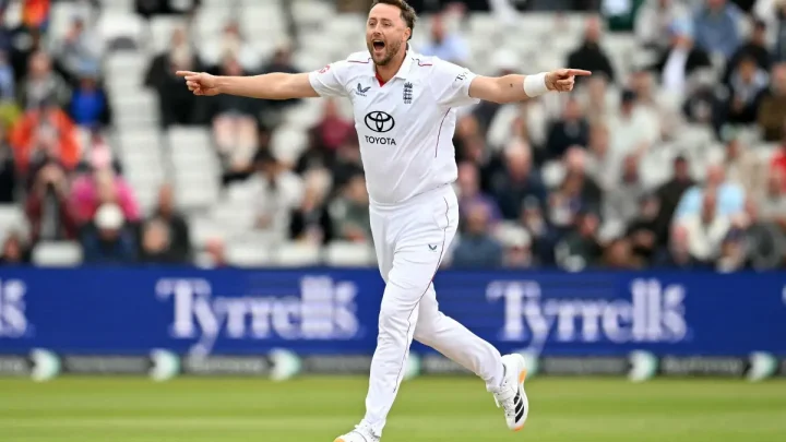 England close in on Test series sweep against sorry Pakistan