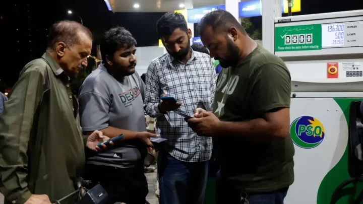 Govt lowers petrol price by Rs0.43 per litre, raises HSD by Rs3.47 per litre