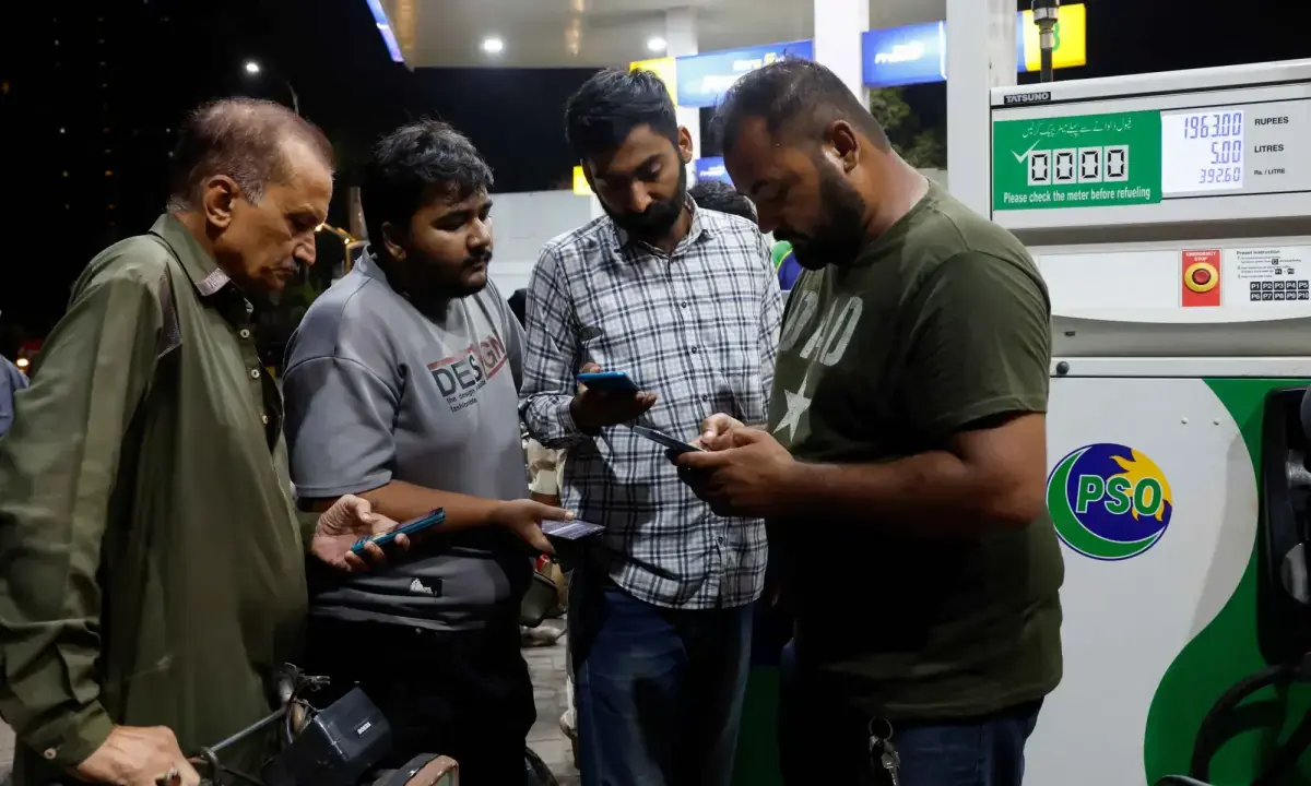 Govt lowers petrol price by Rs0.43 per litre, raises HSD by Rs3.47 per litre
