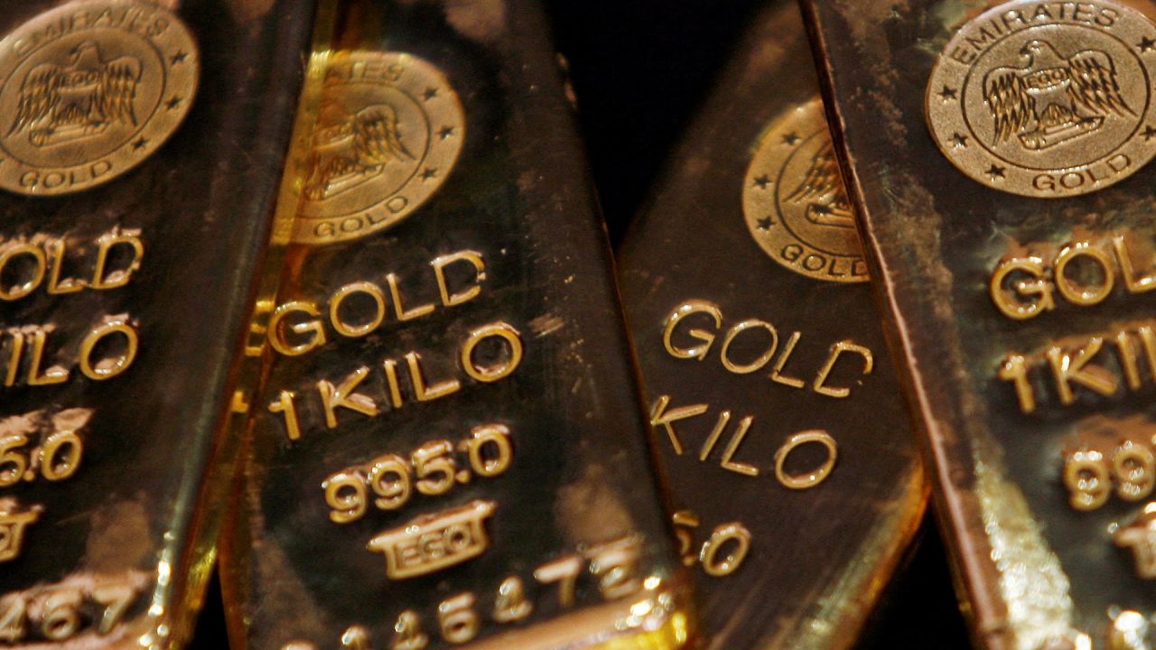 Gold falls amid rising oil prices and higher US dollar