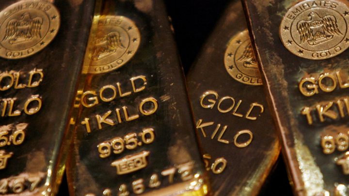 Gold falls amid rising oil prices and higher US dollar
