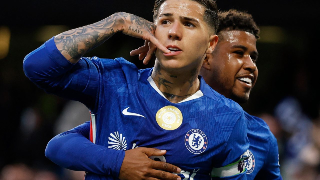 Fernandez transfers to Man City from Chelsea in joint British record fee
