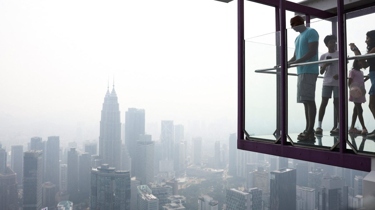 Toxic haze from Indonesian fires chokes Malaysian Borneo