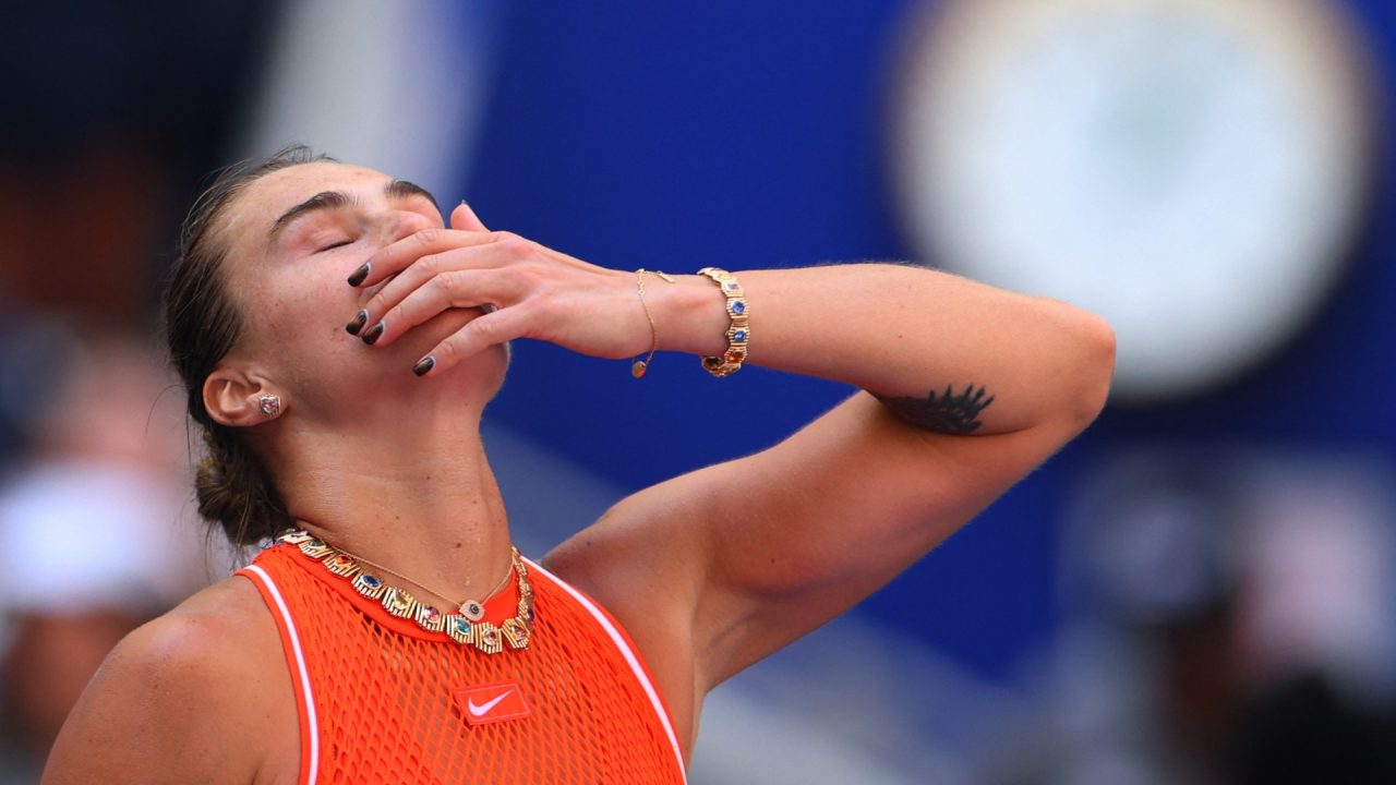 Sabalenka holds off Noskova to keep US Open three-peat bid alive