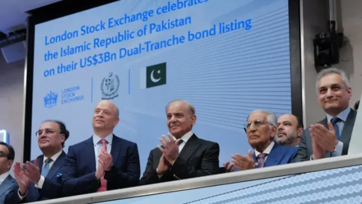 PM Shehbaz meets global financial firms in London, invites them to invest and expand services in Pakistan