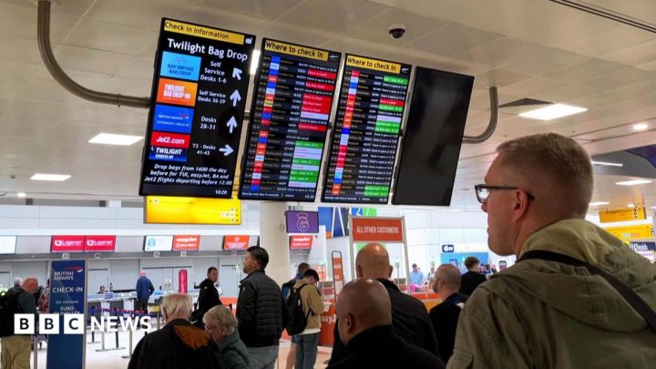 Airlines criticise air traffic control as second glitch causes more disruption in UK