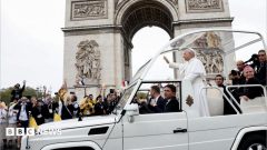 Huge crowds greet Pope in Paris ahead of open-air Mass