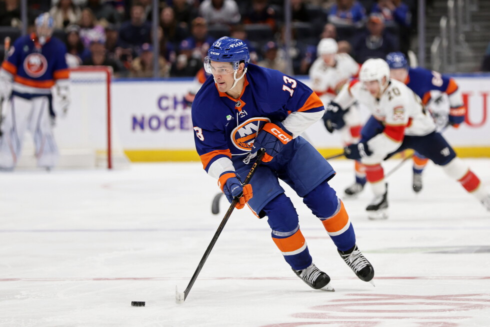Islanders' Mathew Barzal won't skate for 2 weeks after aggravating an injury