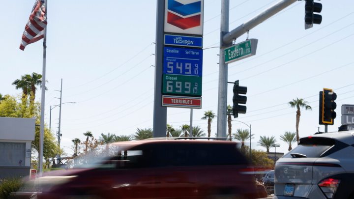 El alza del combustible frustra a votantes. Trump dice que “es un precio barato” por guerra con Irán
