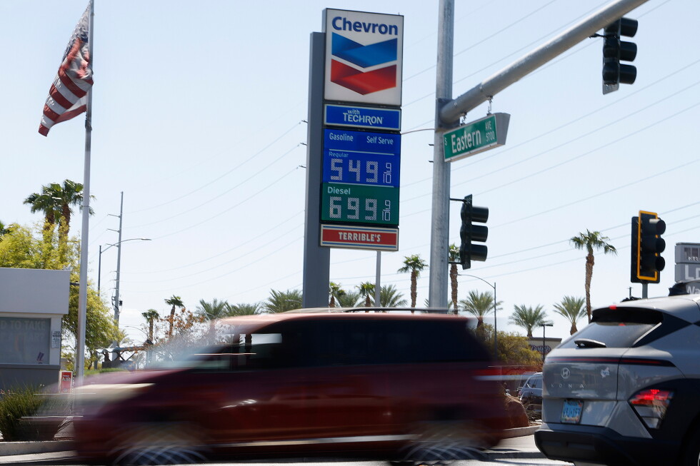 El alza del combustible frustra a votantes. Trump dice que "es un precio barato" por guerra con Irán