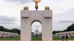 Trump indica que su arco planeado será “complejo militar” para drones y francotiradores