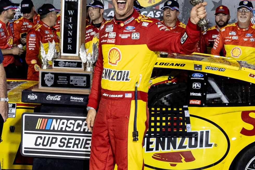 Kyle Larson, Joey Logano climbing in NASCAR Chase with pressure mounting on Ryan Blaney