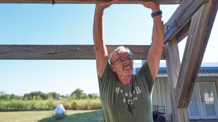 La frustración económica pone a prueba el apoyo a Trump en votantes rurales, según AP-KFF