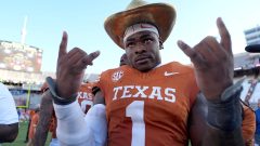 Texas football’s Colin Simmons flagged for ‘simulating using the restroom’