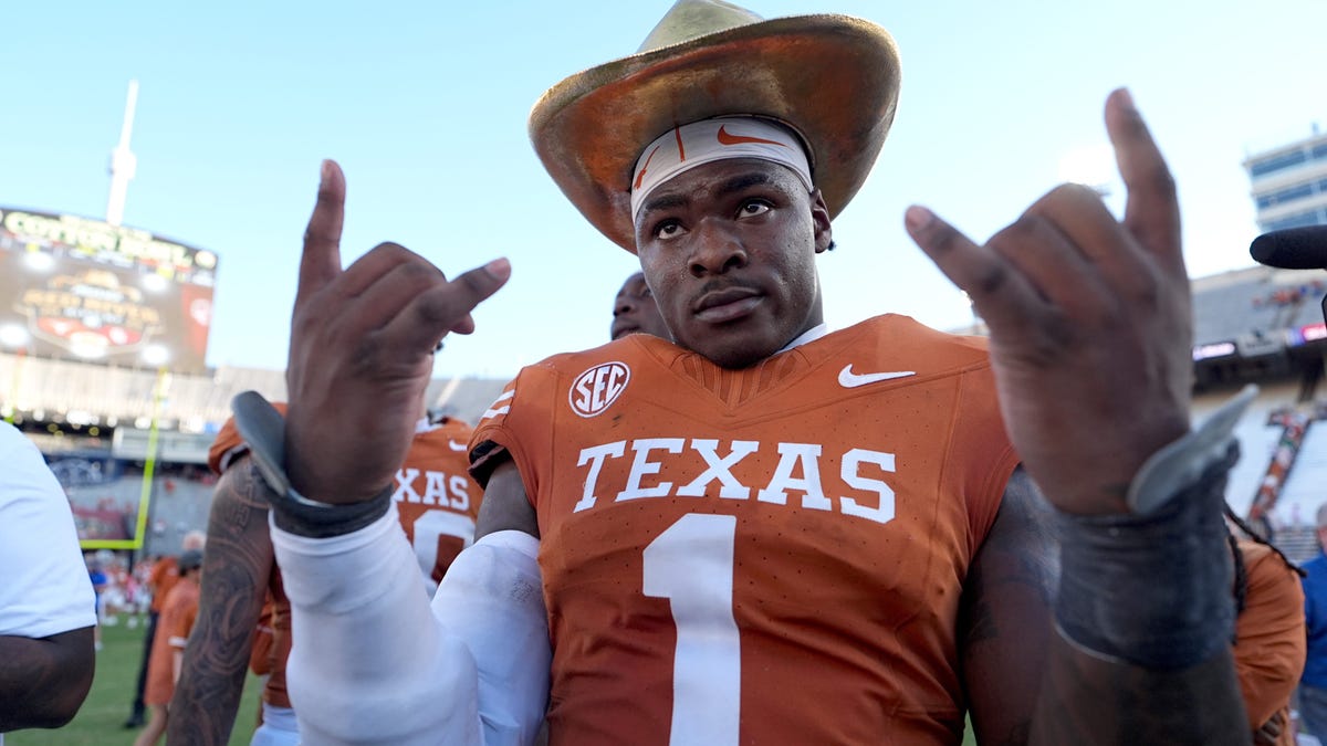 Texas football's Colin Simmons flagged for 'simulating using the restroom'