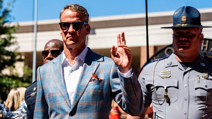 The best ‘College GameDay’ signs from Lane Kiffin return to Ole Miss