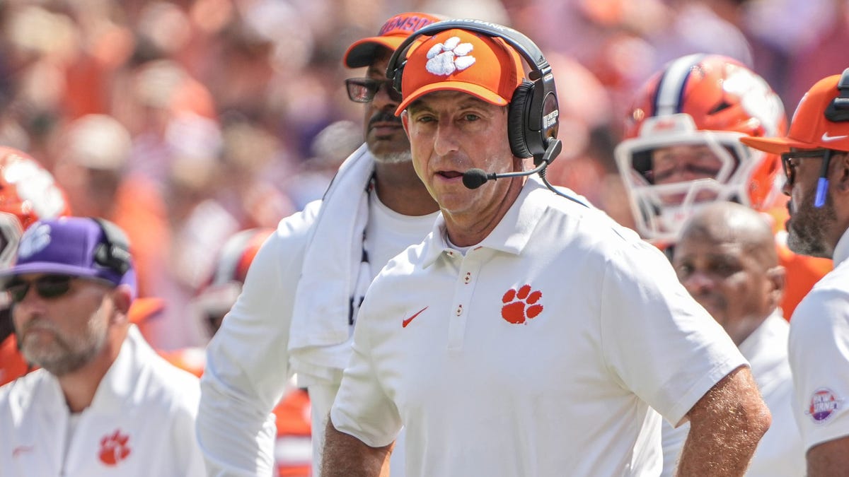 Dabo resilience: Clemson wins after fans boo Tigers off field vs UNC