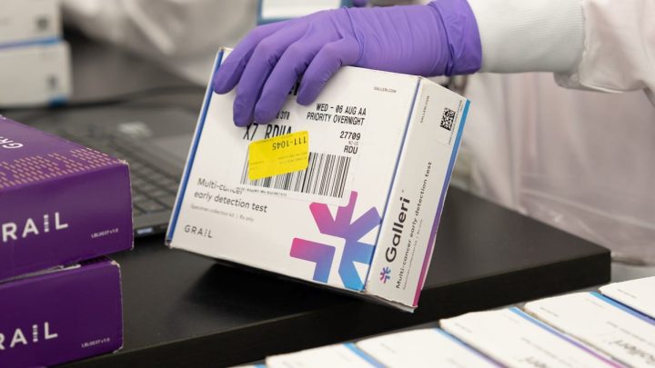 A controversial, cancer-detecting blood test just got backed by key FDA panel