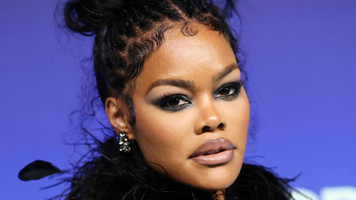See all the stunning VMAs red carpet looks, including Chloe Bailey