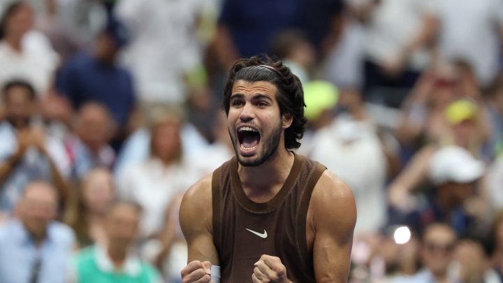 US Open: Alcaraz wins on return, aggressive Sabalenka advances
