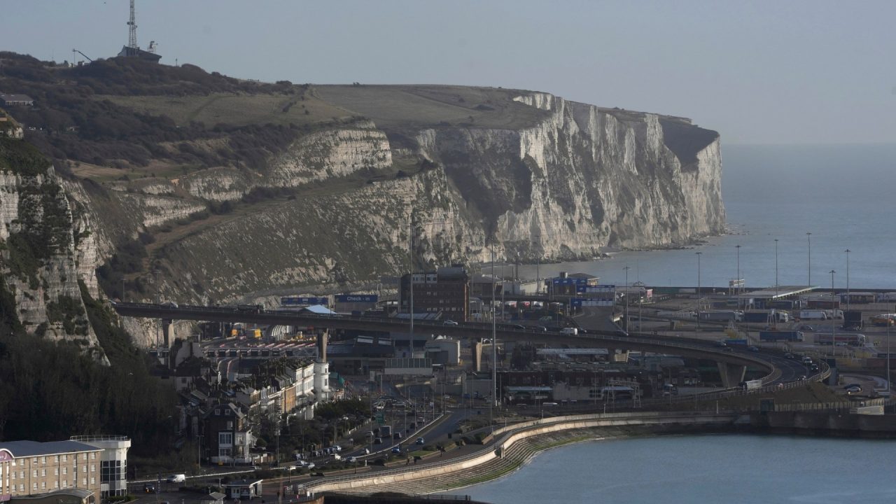 UK gov’t condemns masked anti-immigrant protesters blocking Dover port