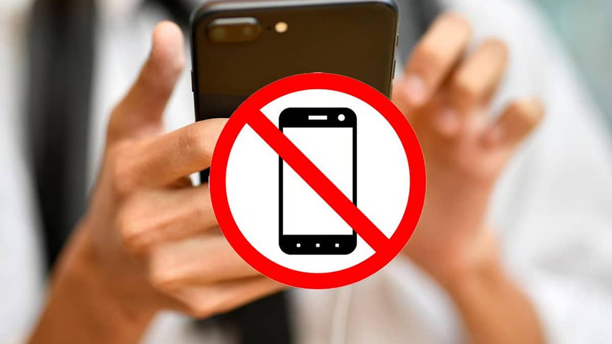 Teachers Banned From Using Mobile Phones