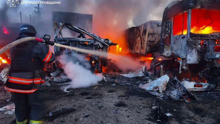 Putin and Zelenskyy issue threats as strikes rock Ukraine, Russia