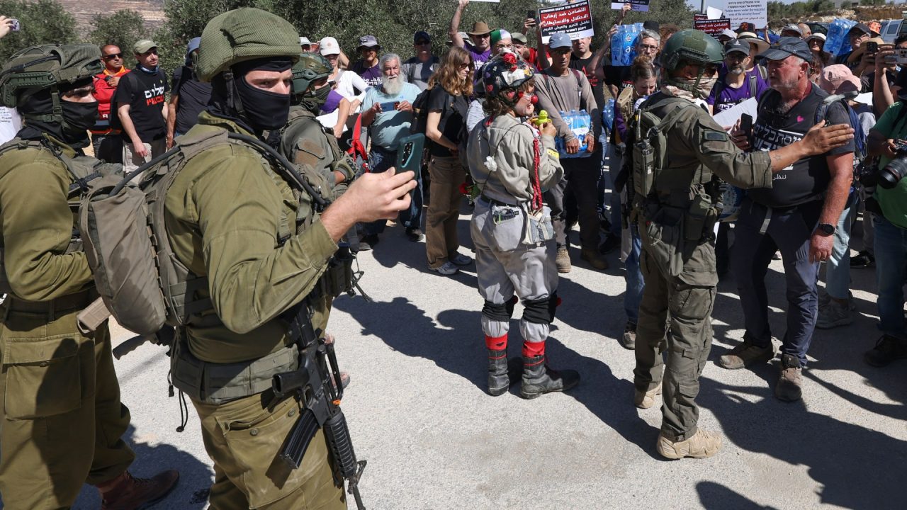 Israeli police kill Palestinian in Jerusalem as army blocks aid for Qusra