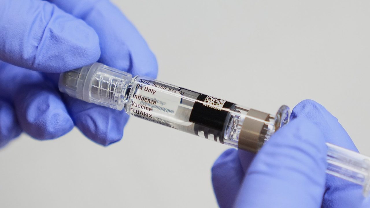 US medical groups issue vaccine guidance, urge jabs for flu, COVID and RSV