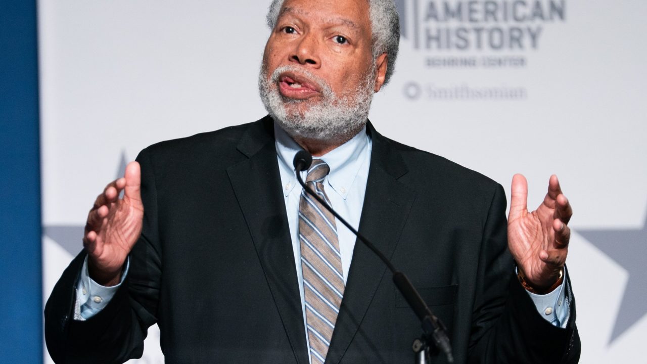 Head of Smithsonian museums announces he will be stepping down