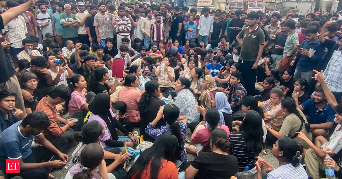 LPU protests turn violent, cops lathi-charge students