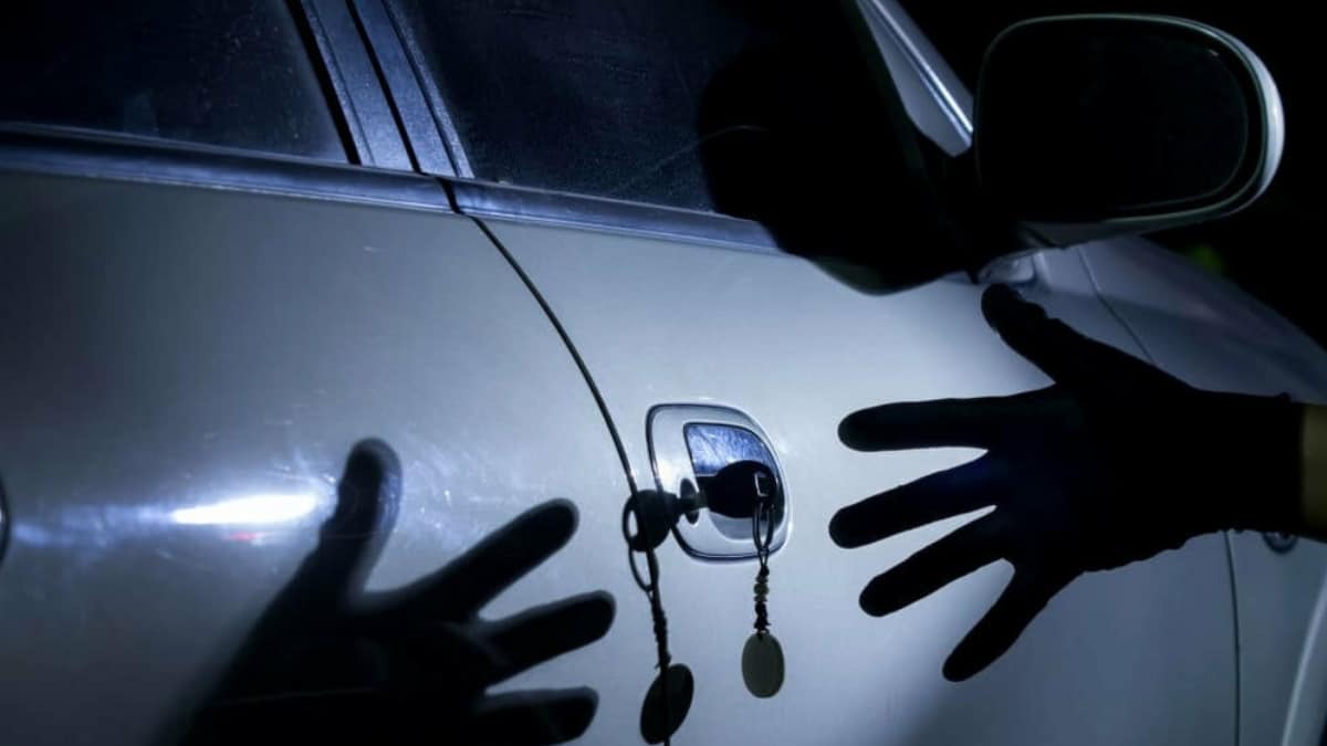 Karachi Car Thief Posing as Namazi Caught After Decades-Long Crime Spree