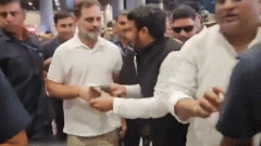 राहुल का विमान पहली बार में लैंड नहीं हो पाया: दिल्ली से लखनऊ आ रहा था; 25 मिनट बाद दूसरी कोशिश में उतरा, एयरपोर्ट पर धक्का-मुक्की0:47Play video