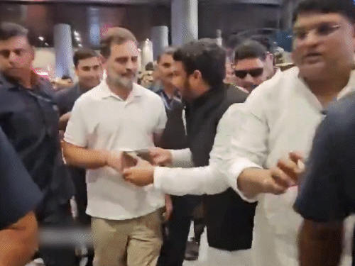 राहुल का विमान पहली बार में लैंड नहीं हो पाया: दिल्ली से लखनऊ आ रहा था; 25 मिनट बाद दूसरी कोशिश में उतरा, एयरपोर्ट पर धक्का-मुक्की0:47Play video