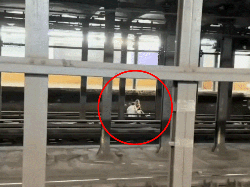 न्यूयॉर्क में भारतीय मूल की महिला ट्रेन से कटी: पटरी पर साथ बैठे नेपाली दोस्त की भी मौत; ड्राइवर बोला- महिला हंस रही थी0:57Play video