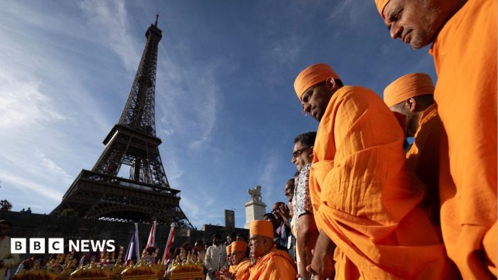 Investigation after female staff at Eiffel Tower replaced by men for religious visit