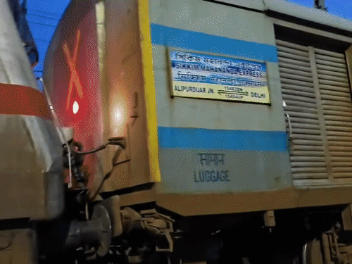 BREAKINGबिहार-महानंदा एक्सप्रेस डिरेल, इंजन समेत 3 कोच पटरी से उतरे: गलत सिग्नल मिलने की खबर, दिल्ली रूट की जगह सासाराम लाइन पर गई; कई ट्रेनें लेट0:47Play video